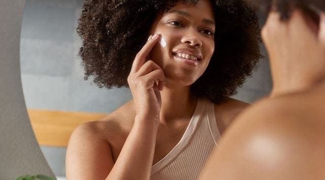 mujer aplicando crema facial