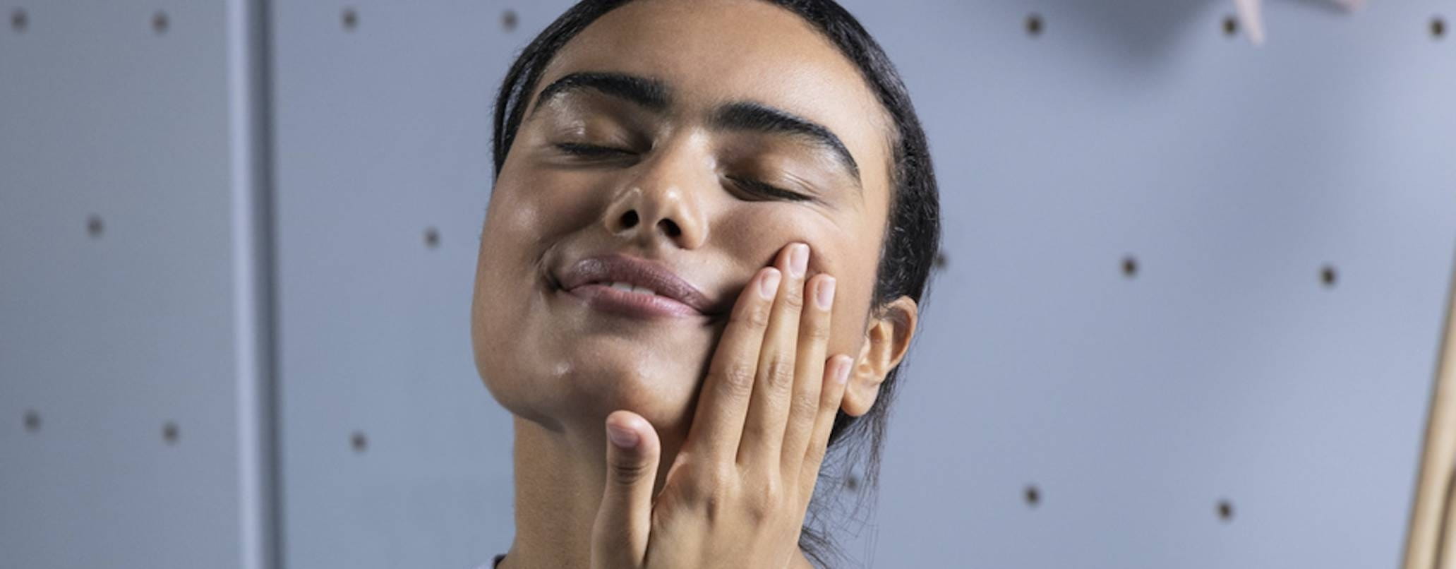 Cómo usar el gel limpiador facial