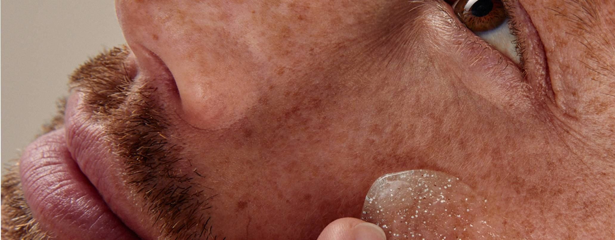 Rutina de limpieza facial para hombre