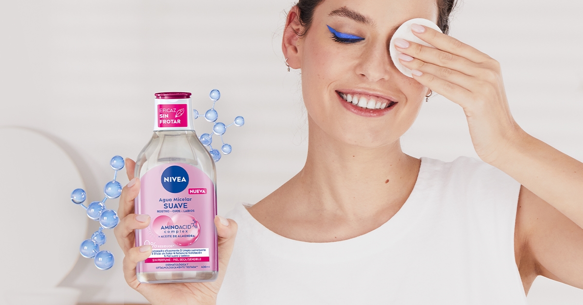 A woman has removed heavy blue eye make-up with the NEW NIVEA Micellar Water and shows the cotton pad.