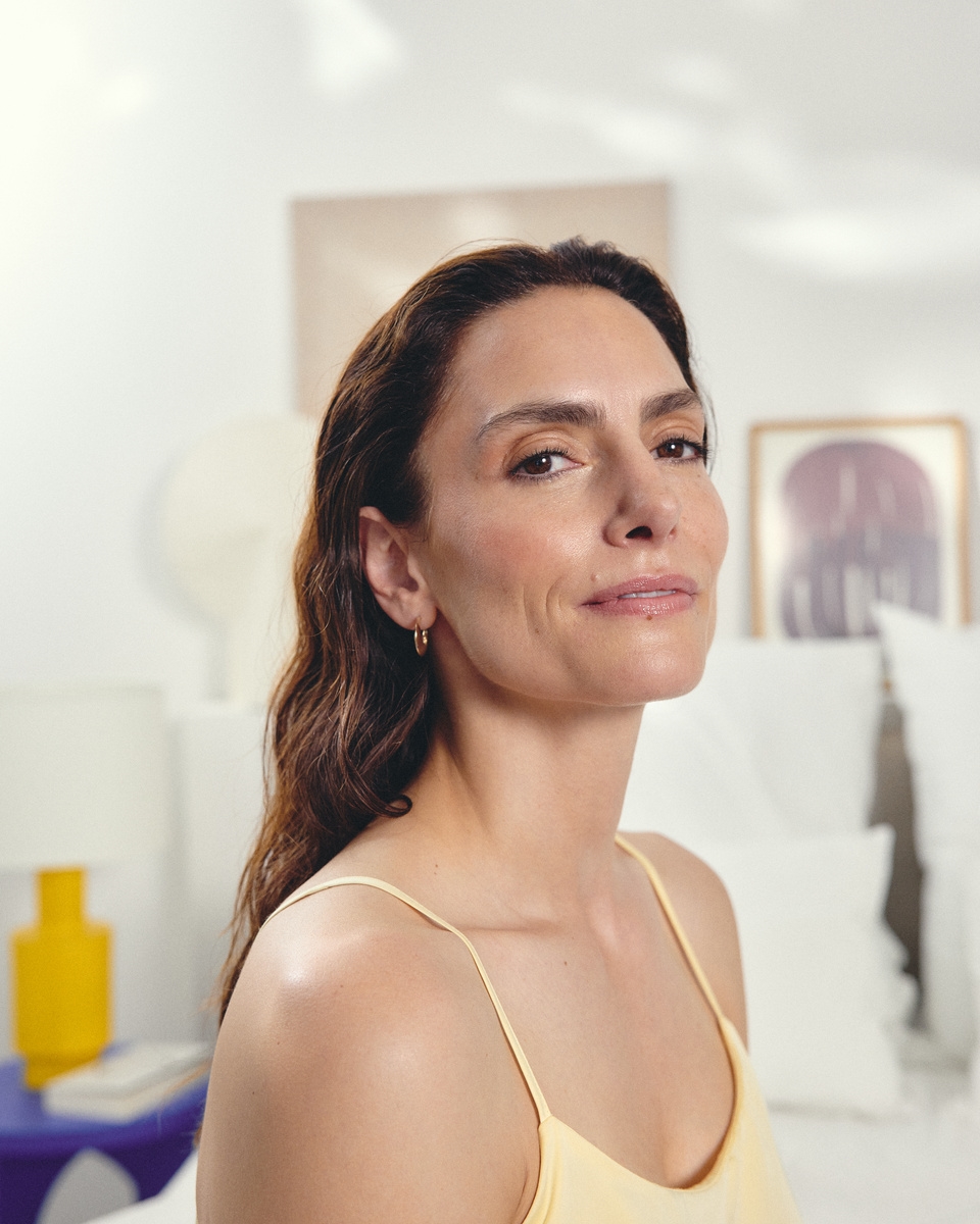 lady with brunette hair smiling using her gradual tan