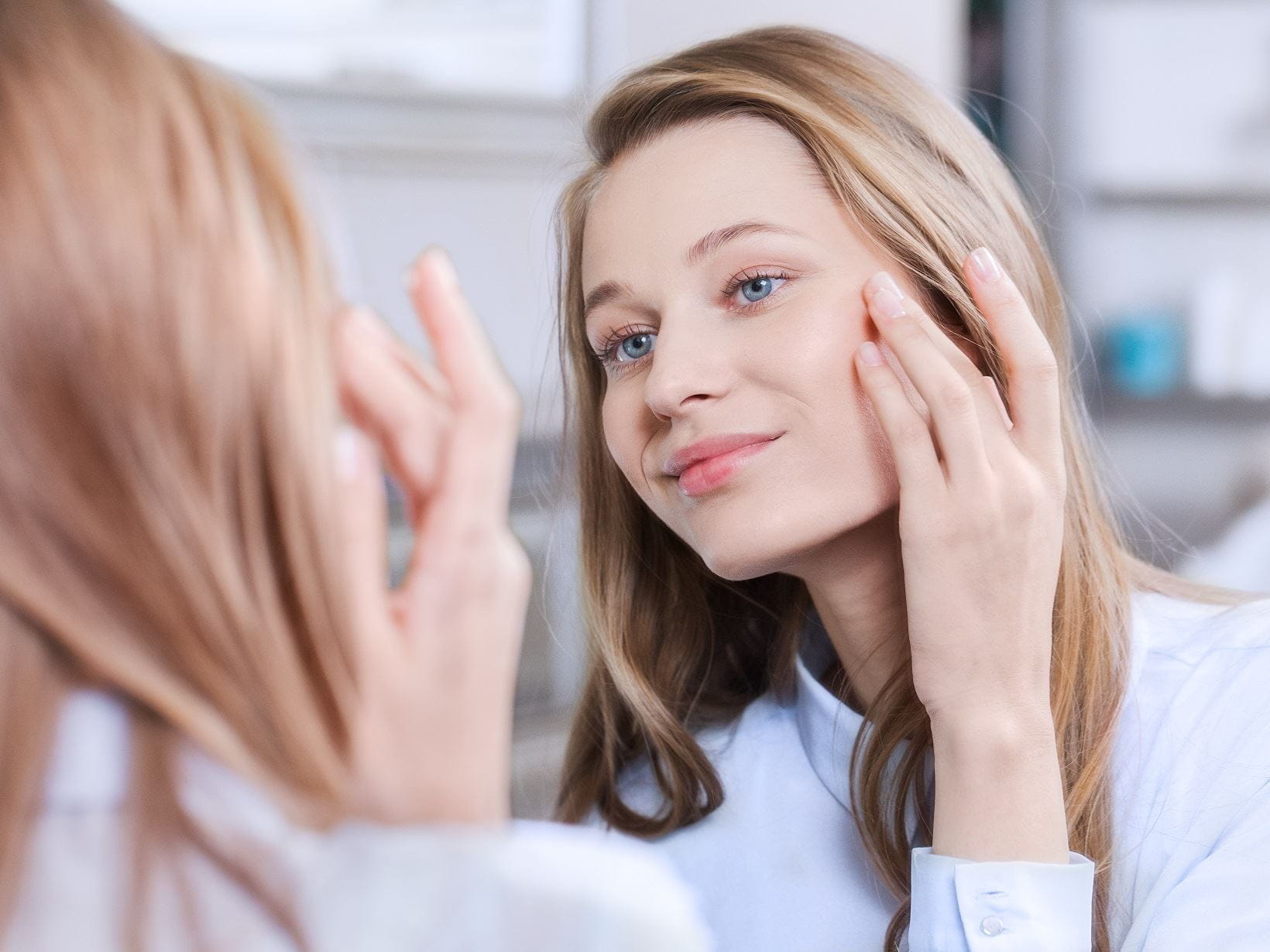 young-woman-in-mirror