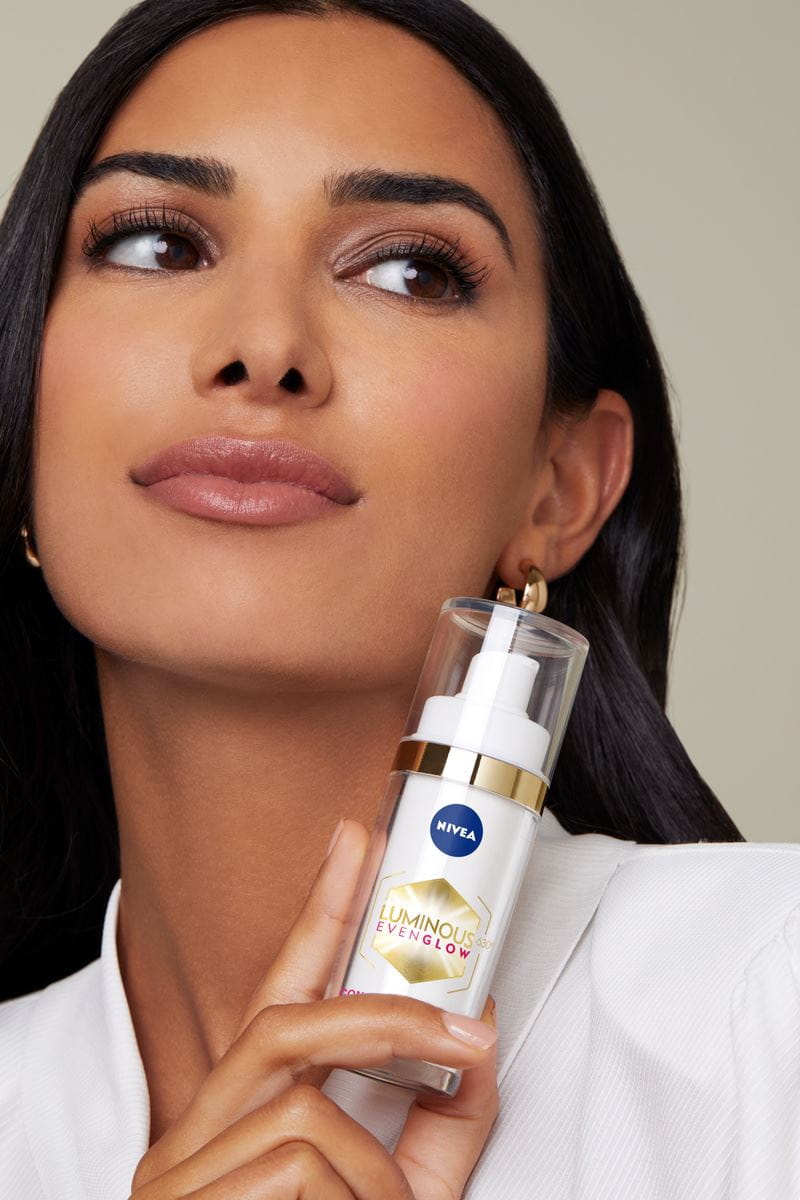 lady with bright skin holding nivea luminous630