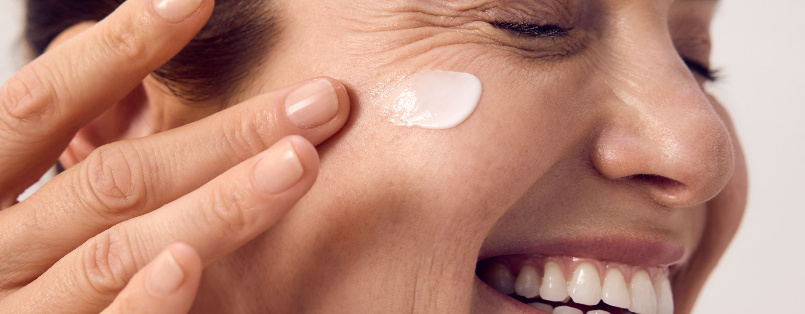 https://img.nivea.com/-/media/nivea/local/gb/dam22/headers/000036_nx_cl_nfc_q10power__202308_digital_0_5350x6687-print-%281%29.jpg?hash=56EF0A552F0073BC1D9965481EBF3AC3&rh=1096&rw=2807&rx=0&ry=1154