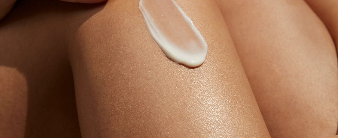 mężczyzna unikający worków pod oczami