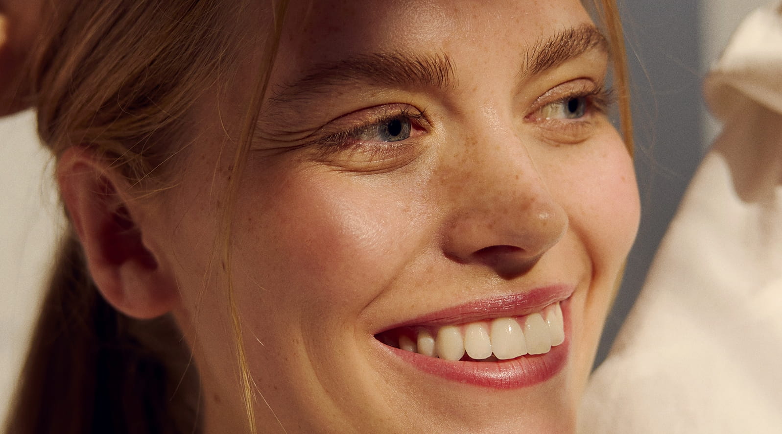 junge Frau, die Nivea Hydra Skin Effect verwendet