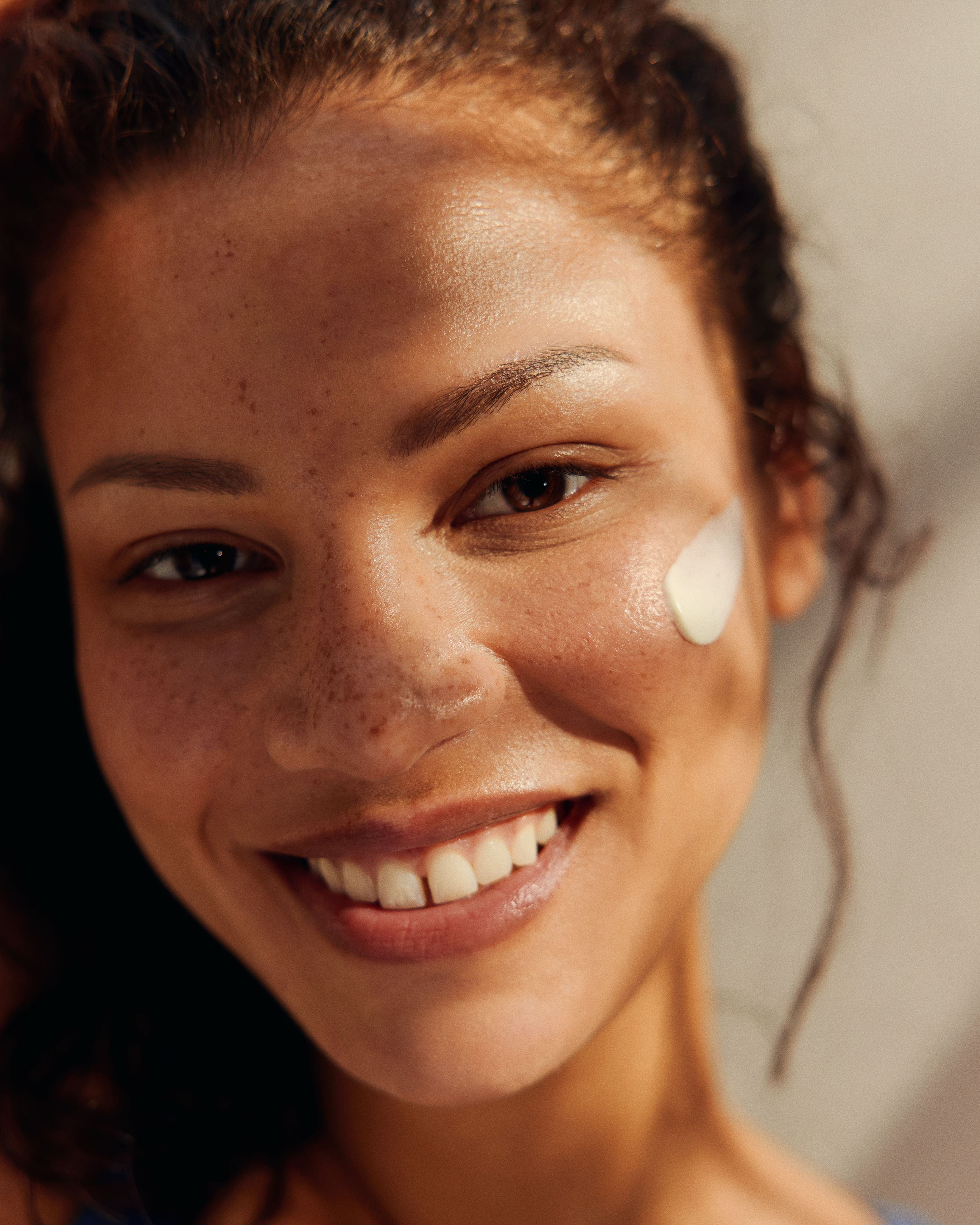 Mujer usando crema facial Nivea