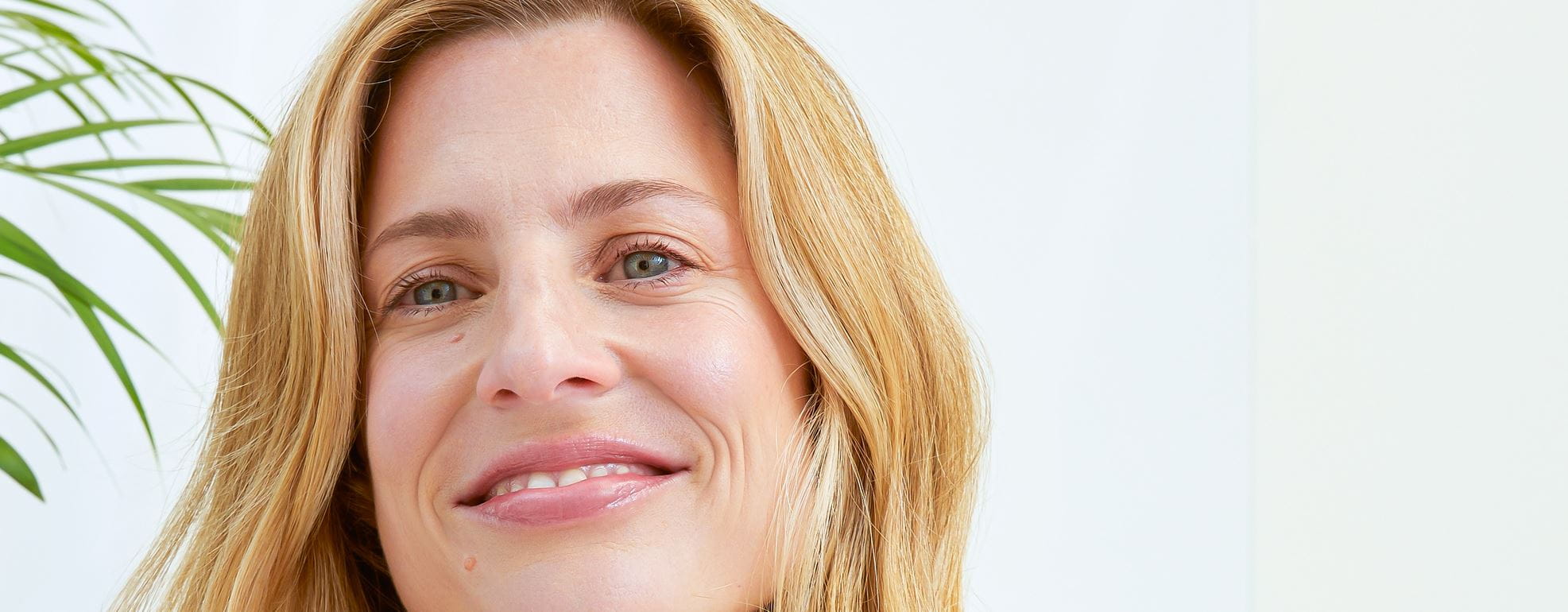 femeie cu păr blond