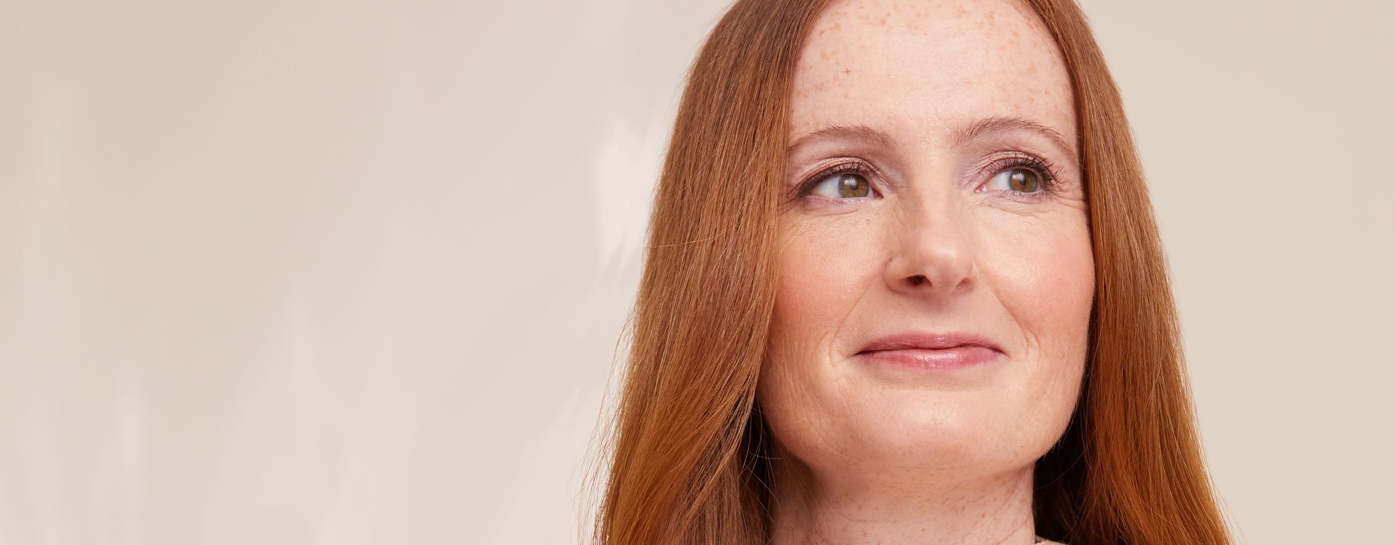 femme aux longs cheveux roux