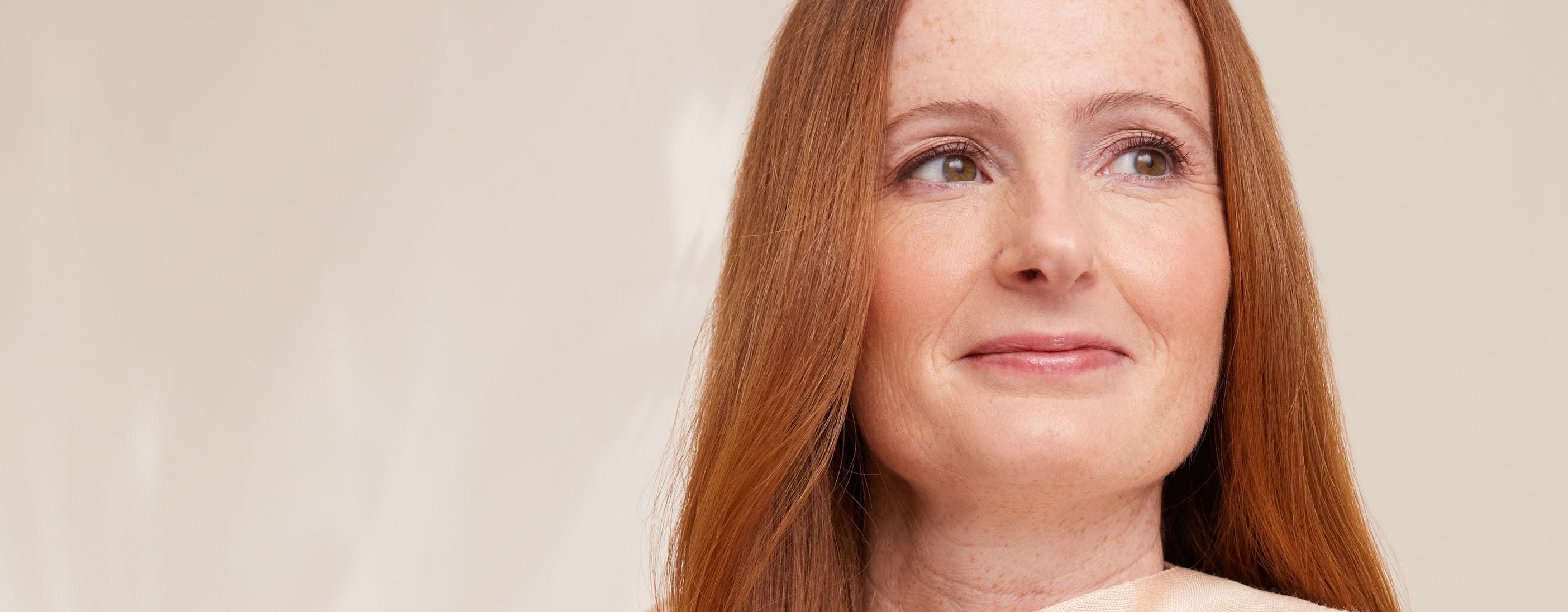 Frau mit langen rotbraunen Haaren