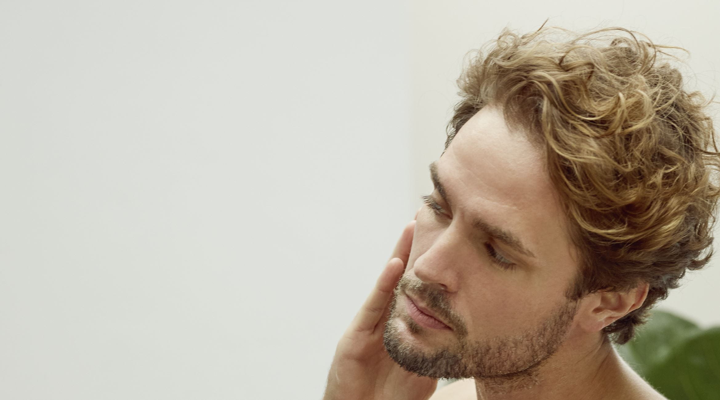 homme appliquant le sérum Nivea sur son visage