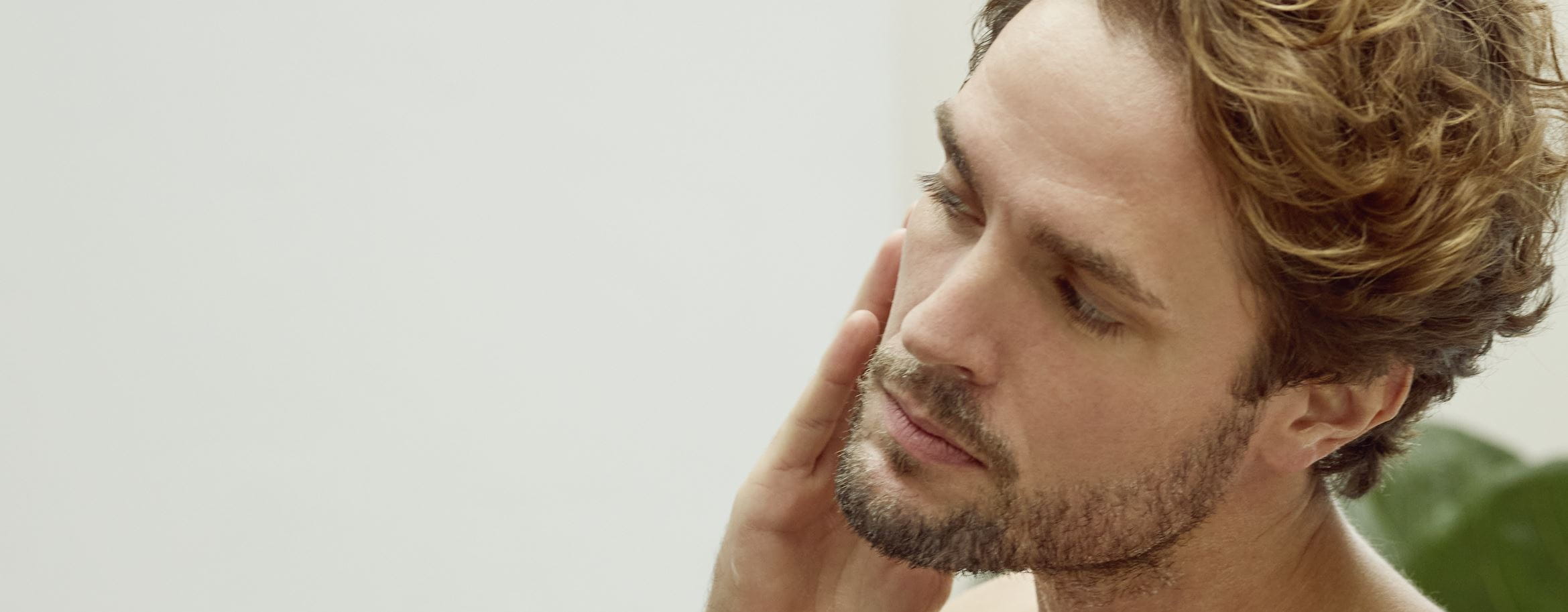 homme appliquant le sérum Nivea sur son visage
