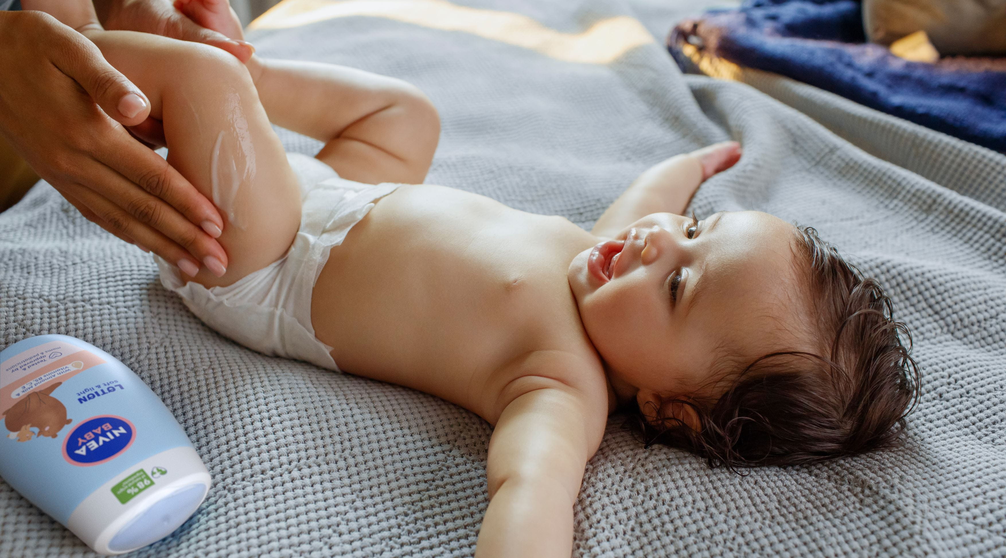 ein Baby, das lächelt
