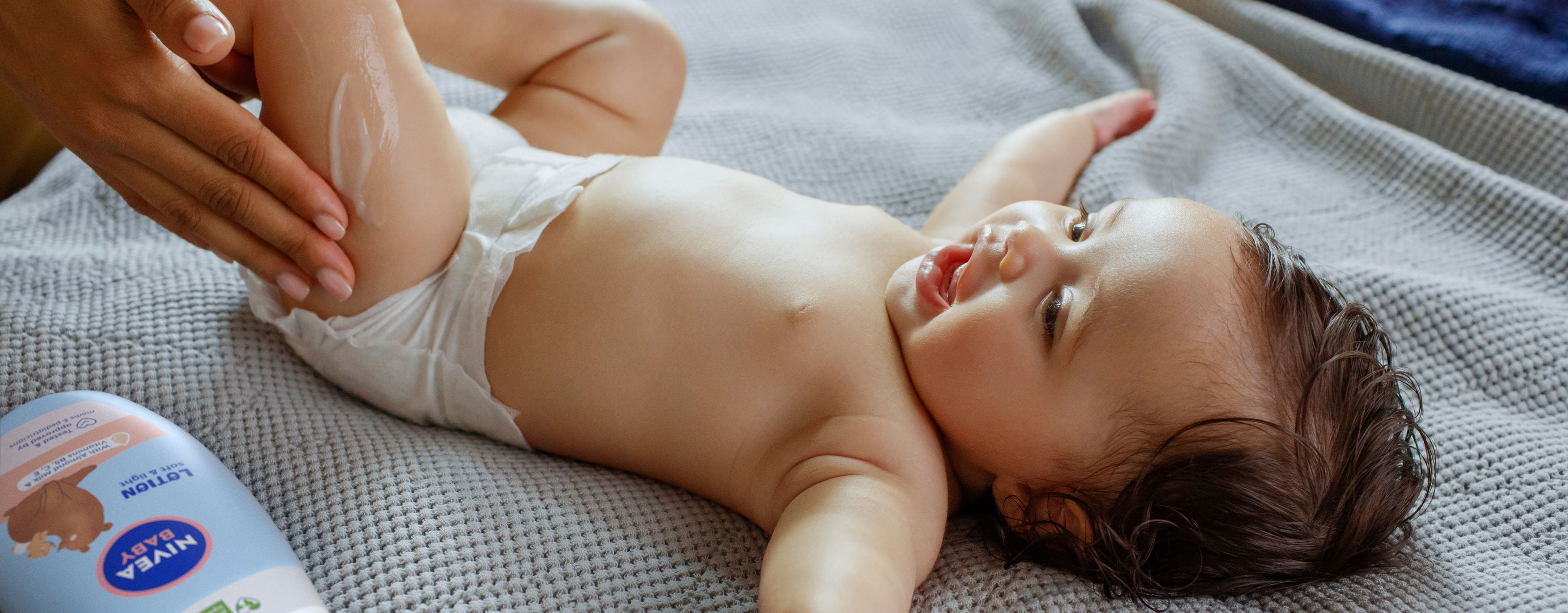 ein Baby, das lächelt