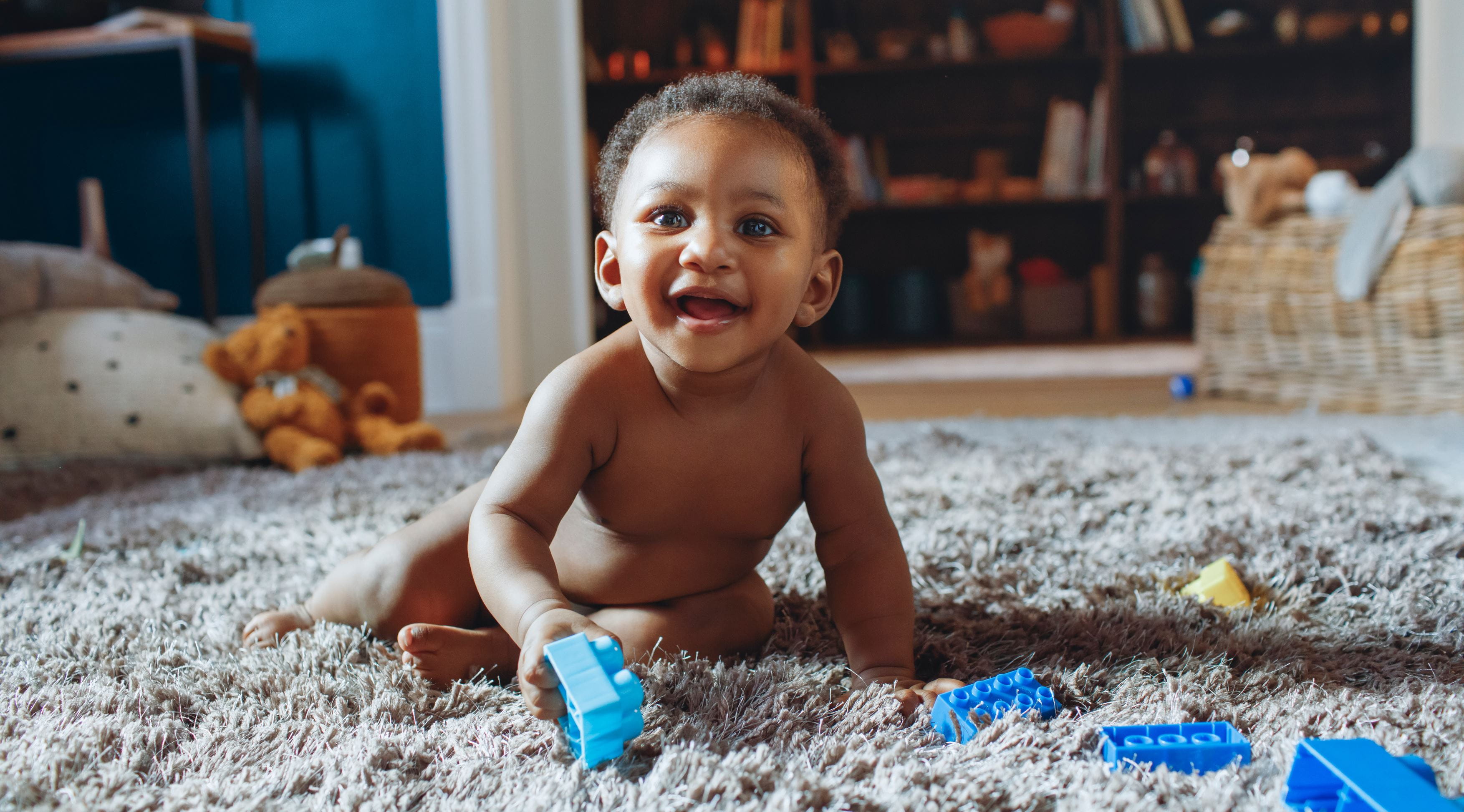 Baby spielt mit einem Spielzeug