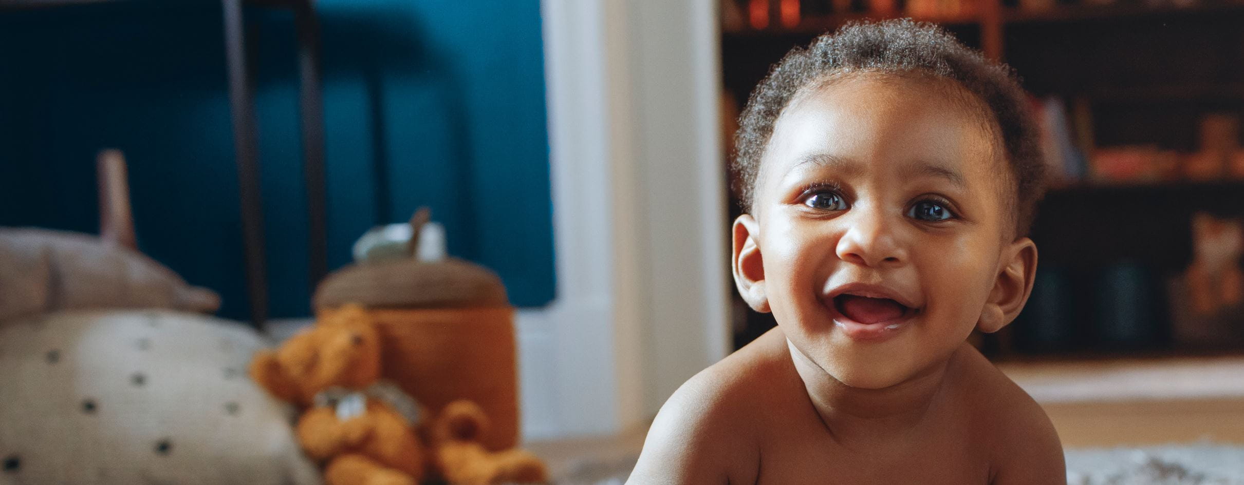 Baby spielt mit einem Spielzeug