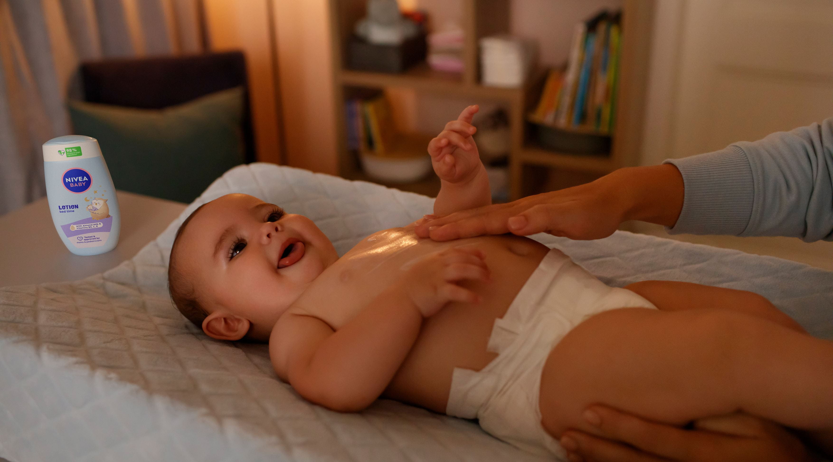 Baby lächelt seine Mutter an