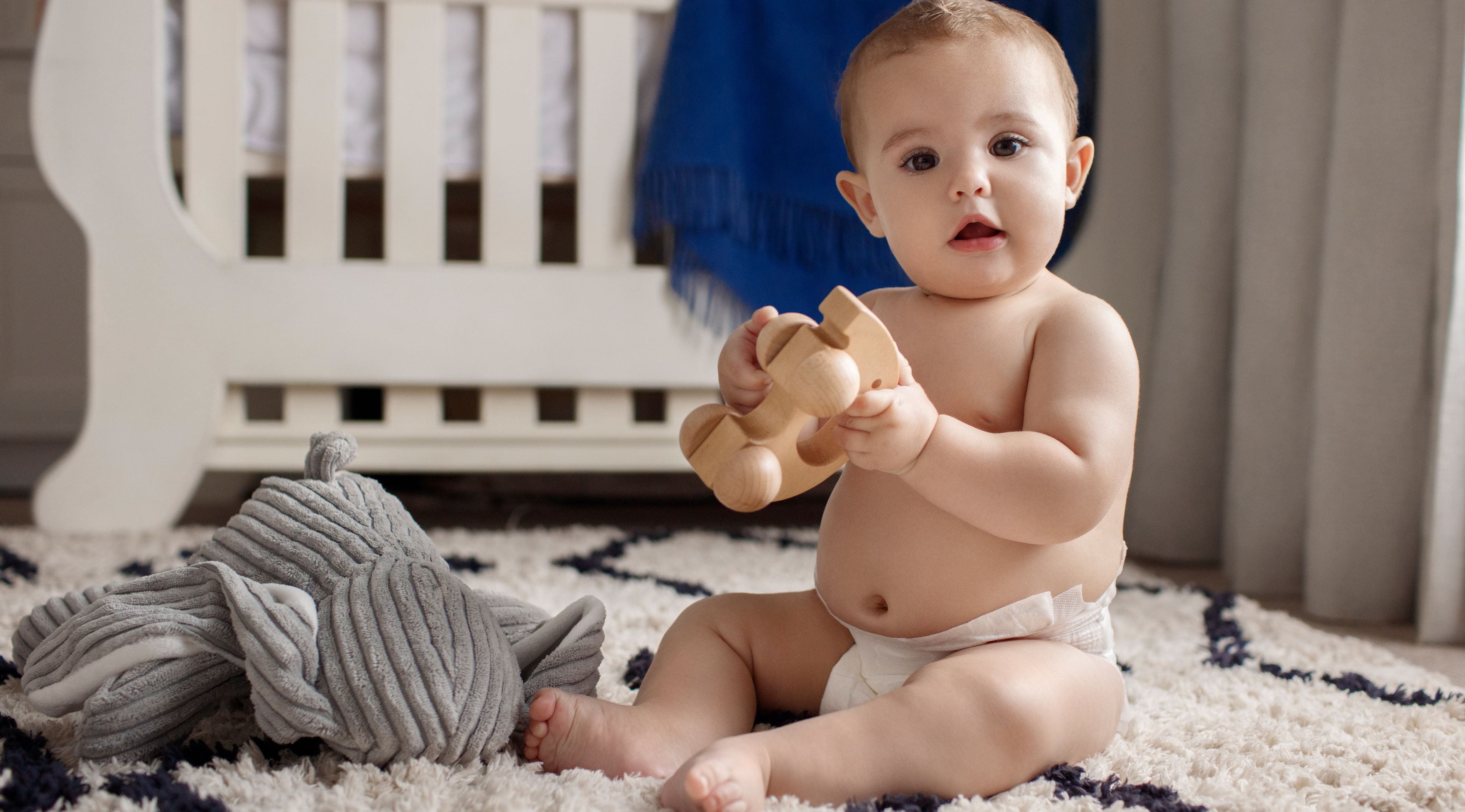 Baby spielt mit einem Spielzeug