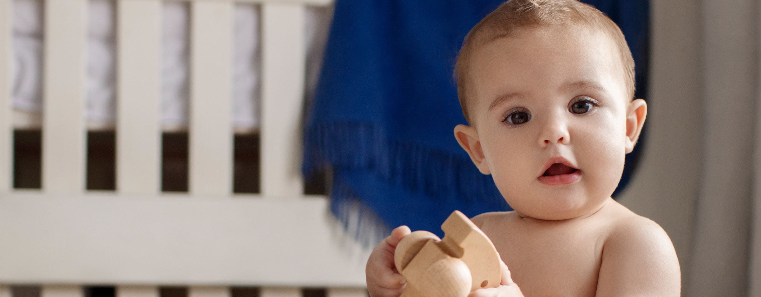 Baby spielt mit einem Spielzeug