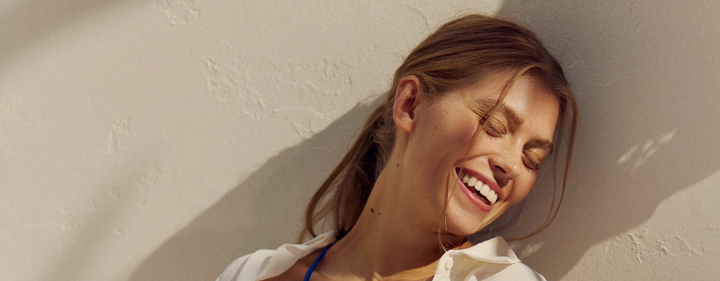 امرأة شقراء تبتسم