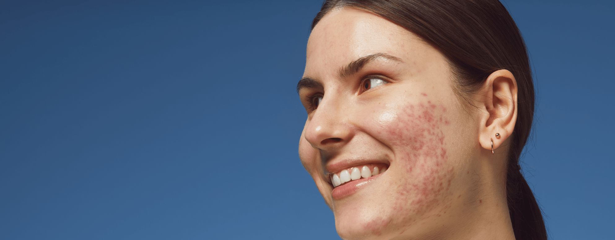 blondynka uśmiecha się