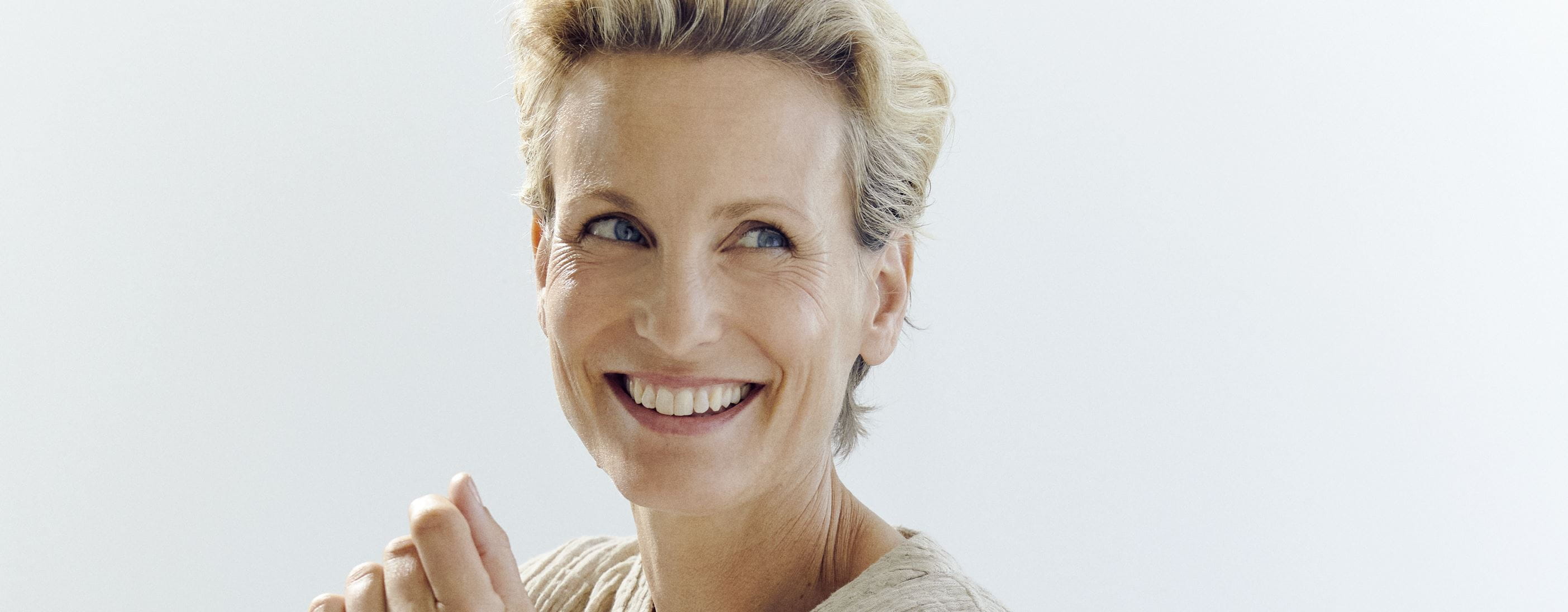 Frau mit blonden kurzen Haaren