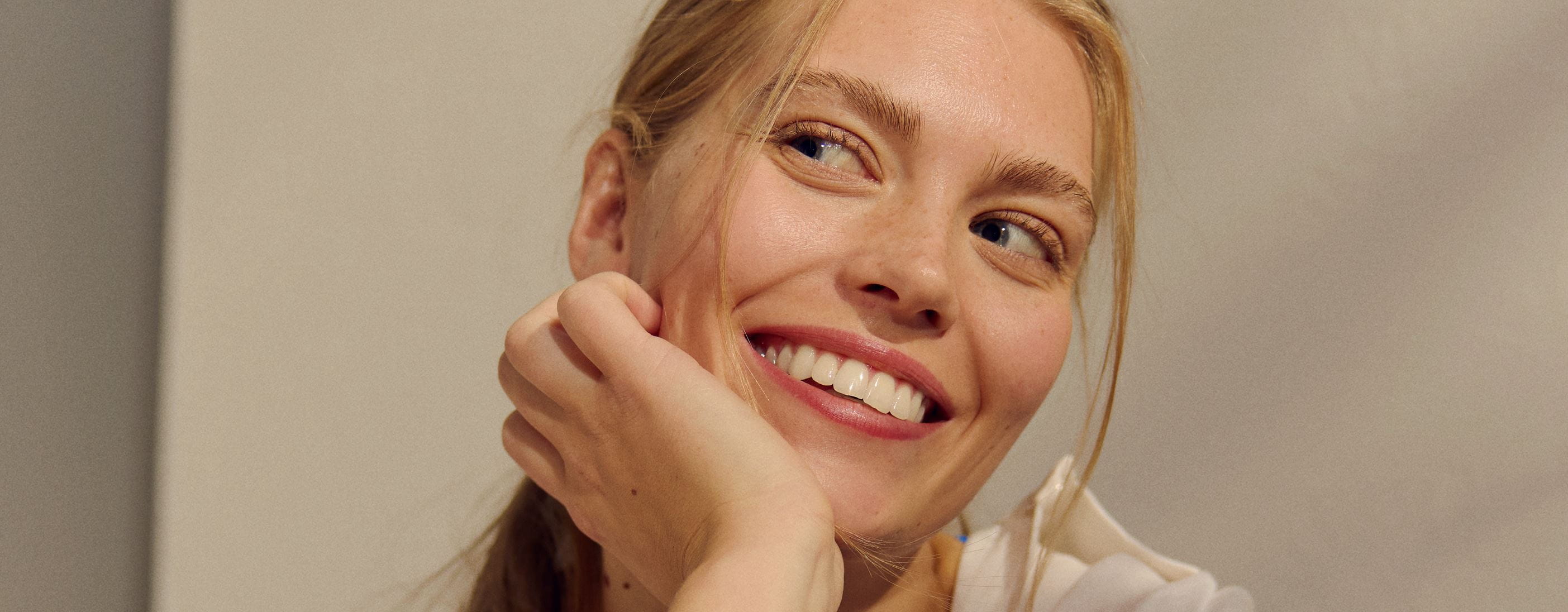Mujer rubia que esta sonriendo