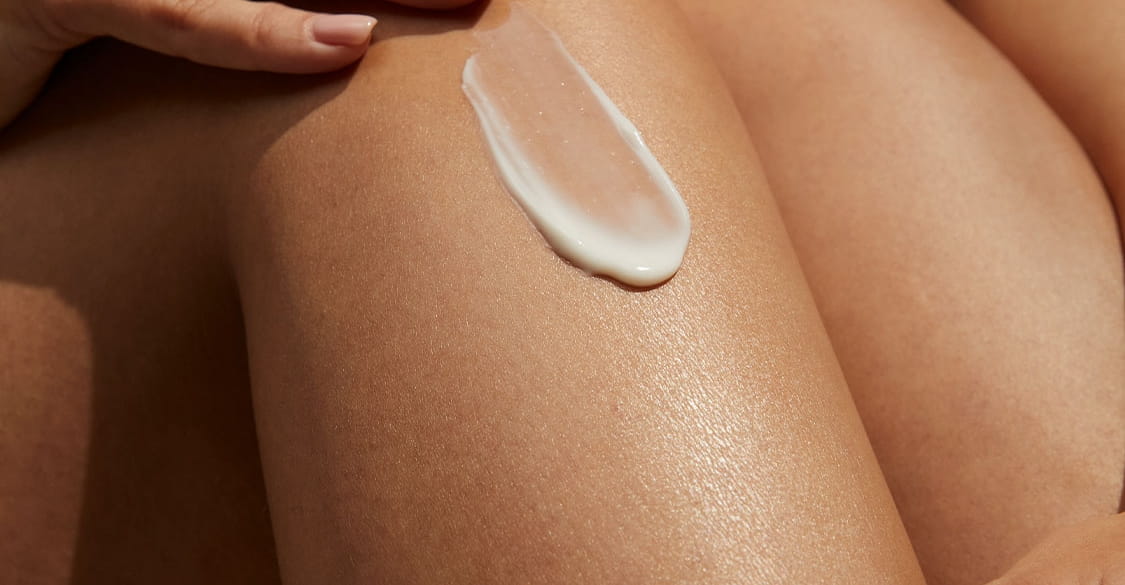 kobieta o blond włosach trzymająca dezodorant Nivea