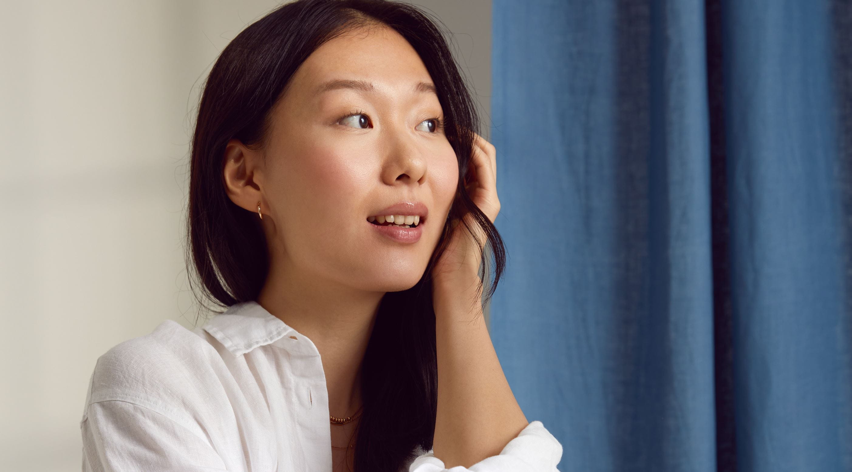 junge asiatische Frau lächelt