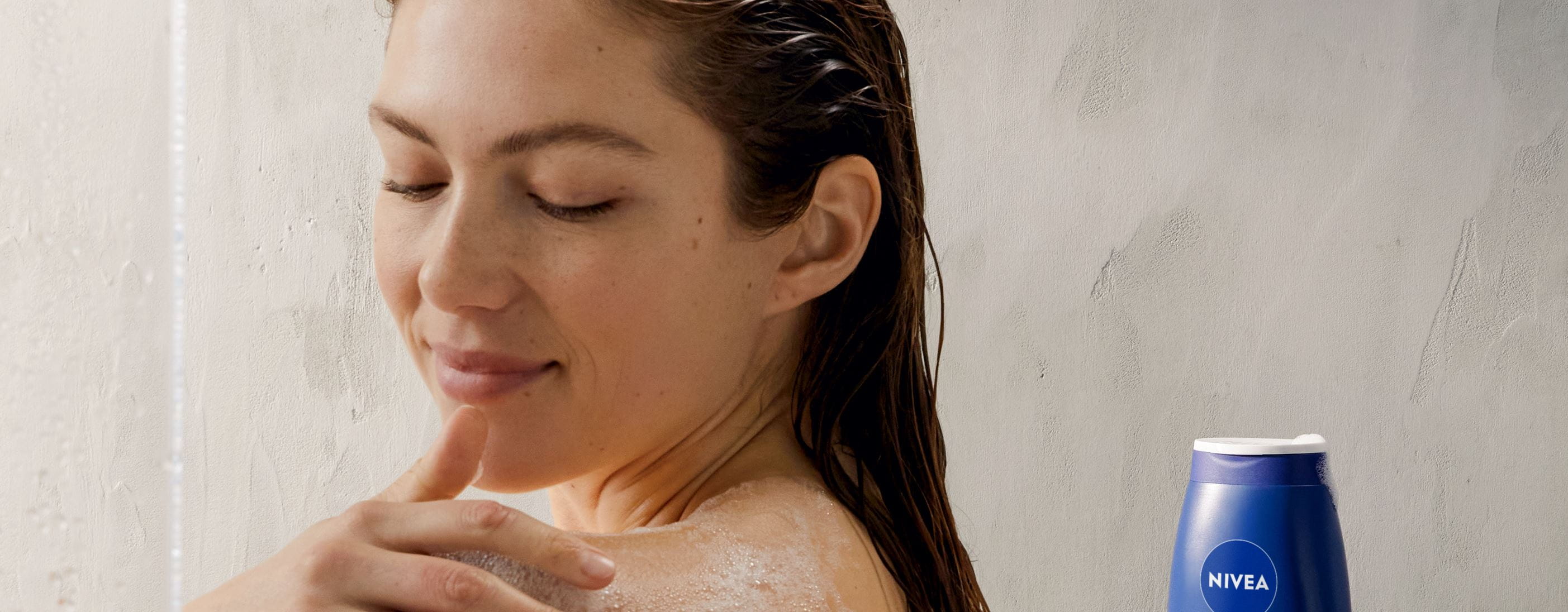 Mädchen benutzt Nivea Creme Care Duschgel