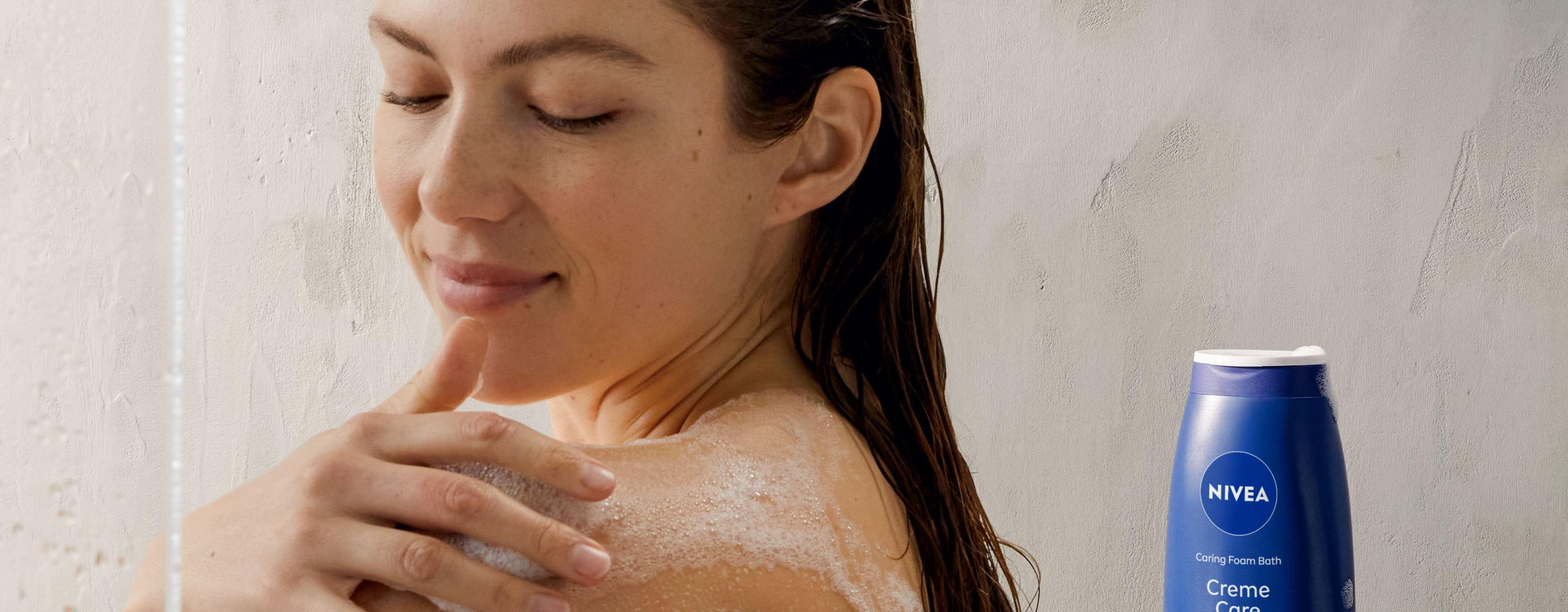 ragazza che usa il gel doccia Nivea Creme Care