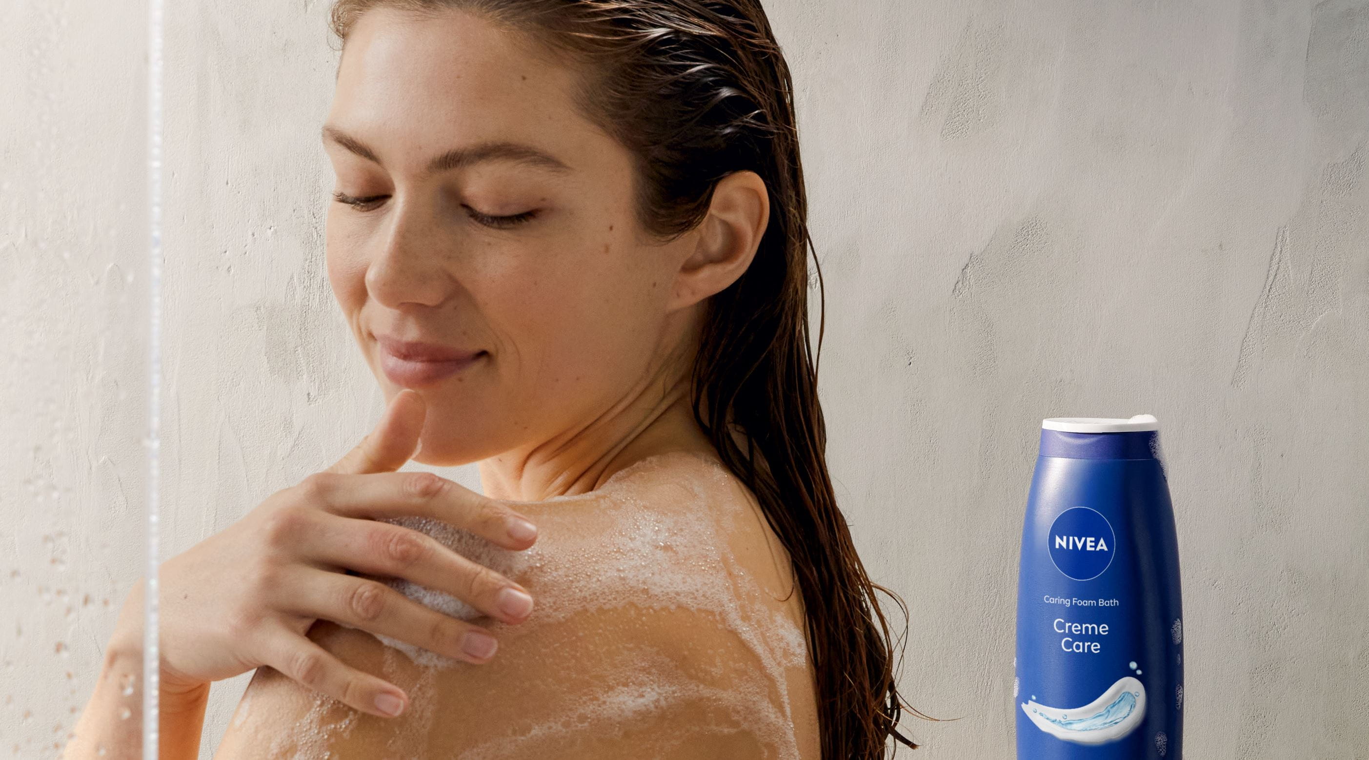 ragazza che usa il gel doccia Nivea Creme Care