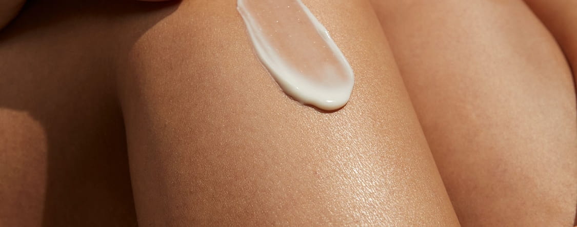 Mann mit lockigen blonden Haaren