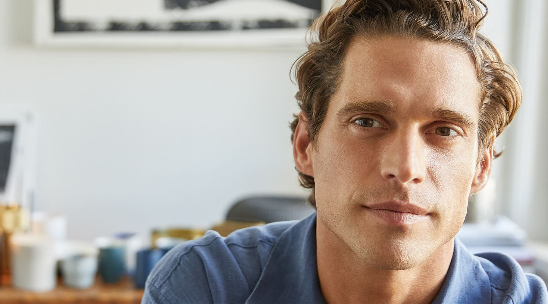 uomo con capelli biondi ricci