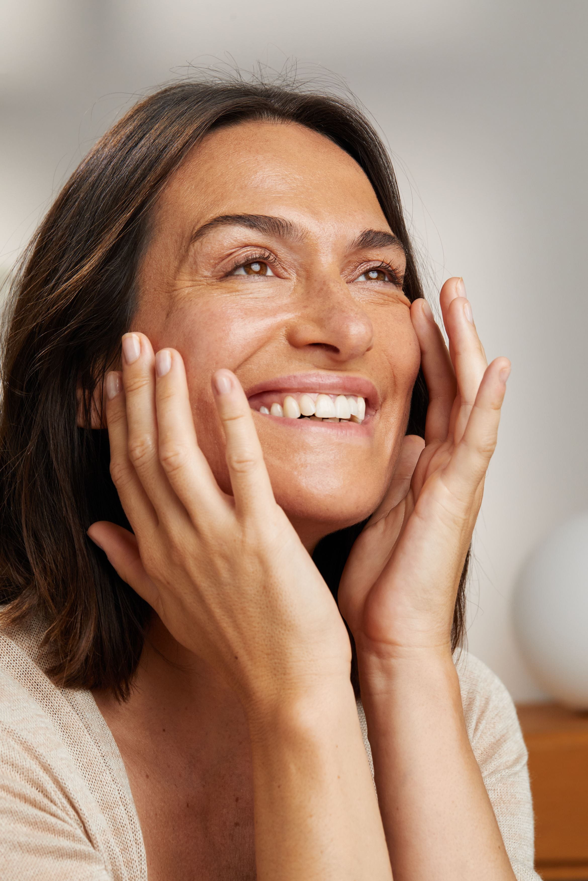 kvinne som bruker Nivea ansiktskremer