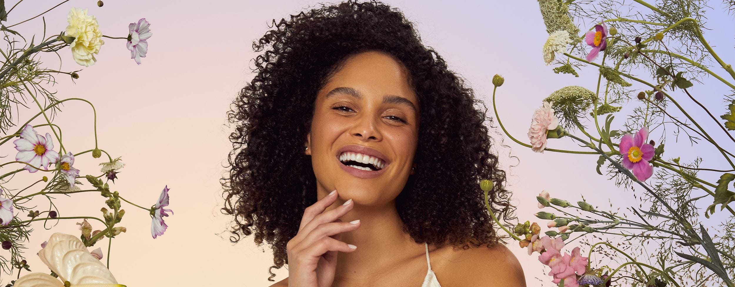 žena s kosom afro teksture, nasmijana