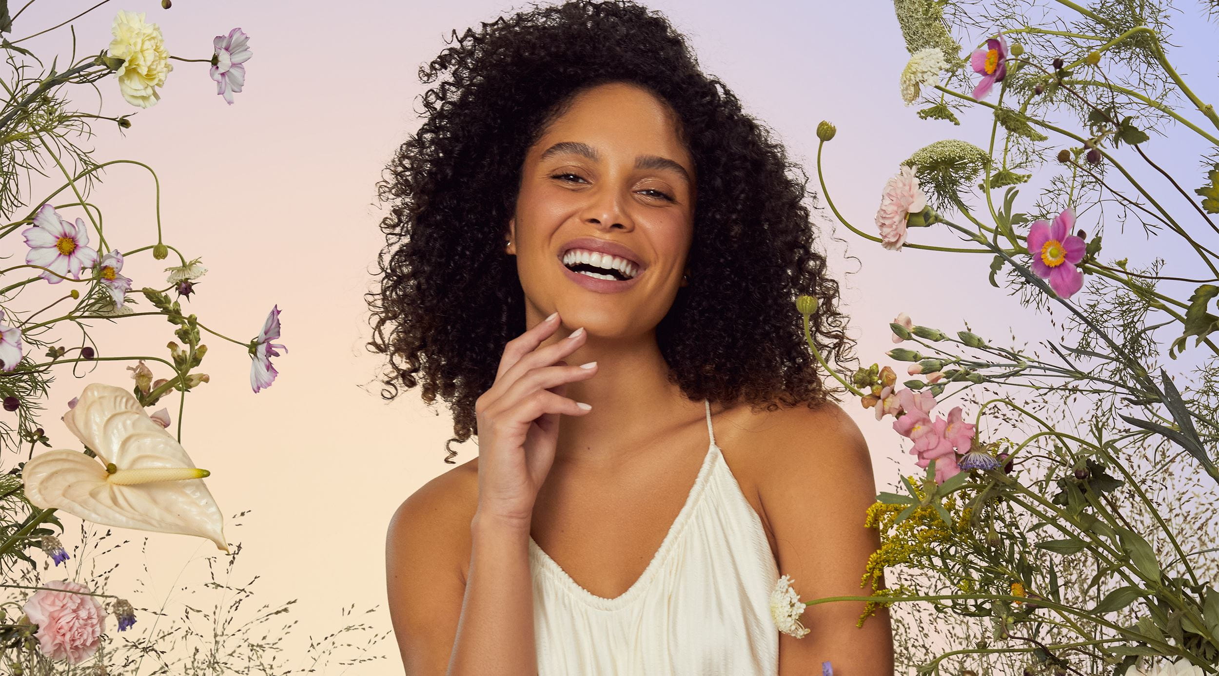 femeie cu părul cu textură afro