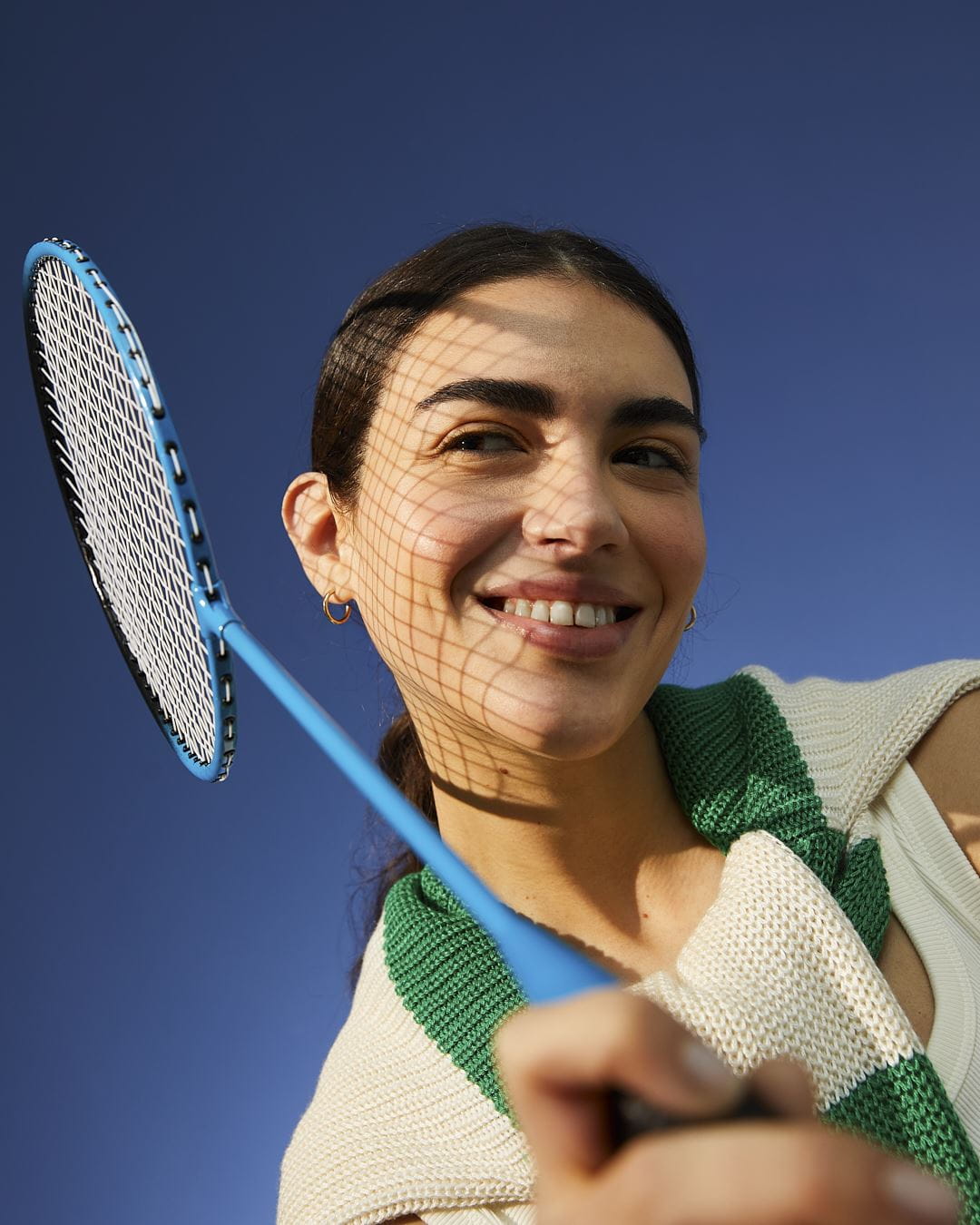 mladá žena hraje sport