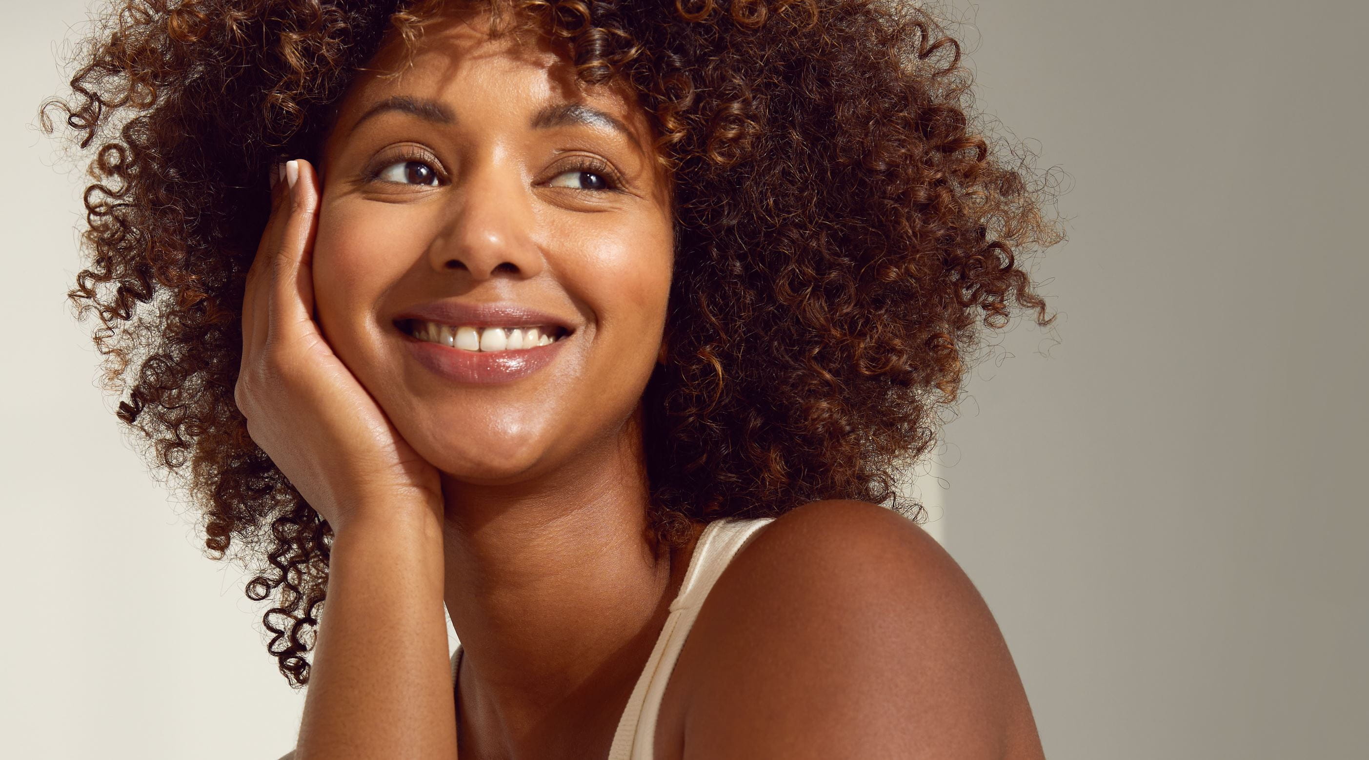 Femme heureuse à la peau lisse