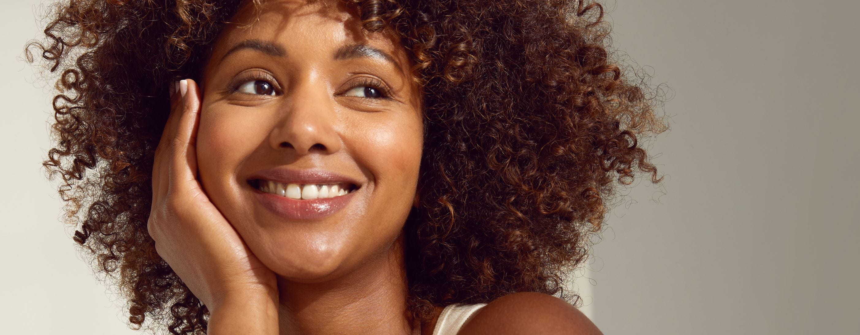 Femme heureuse à la peau lisse