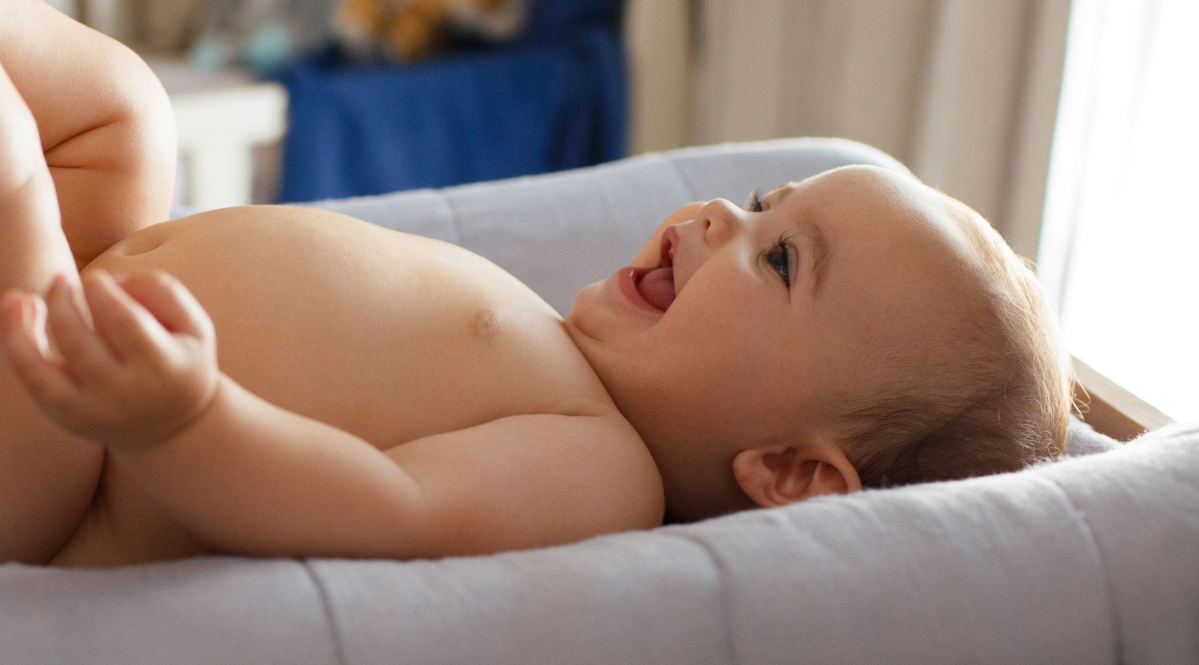 Baby lächelt