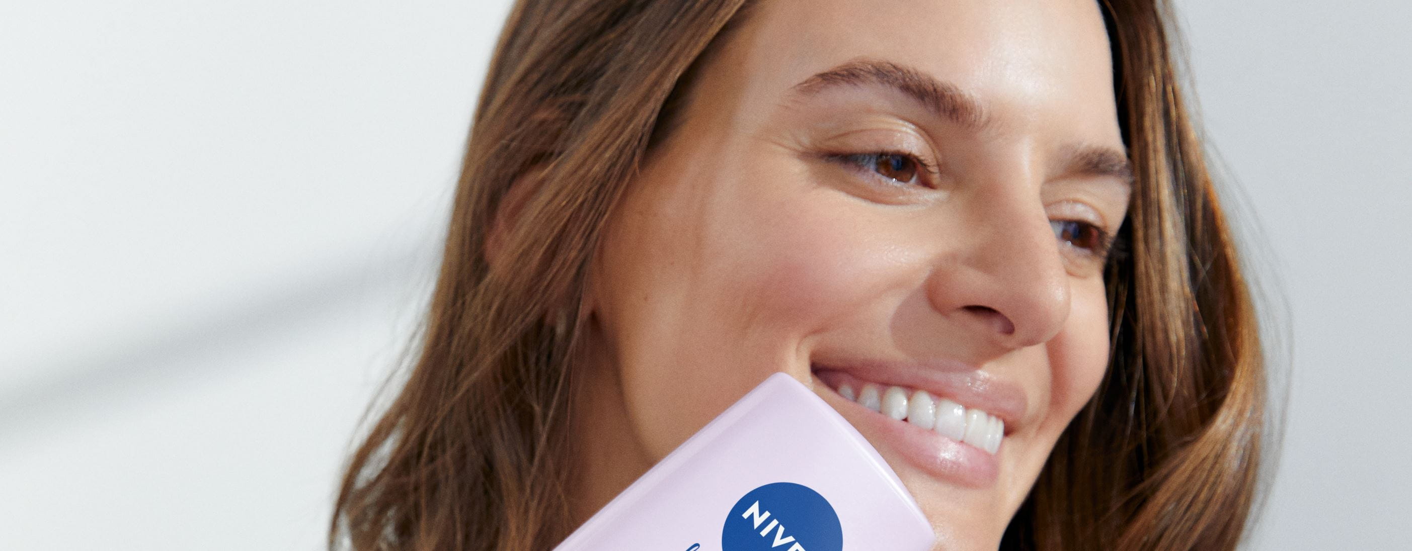 Junge Frau benutzt Nivea-Shampoo