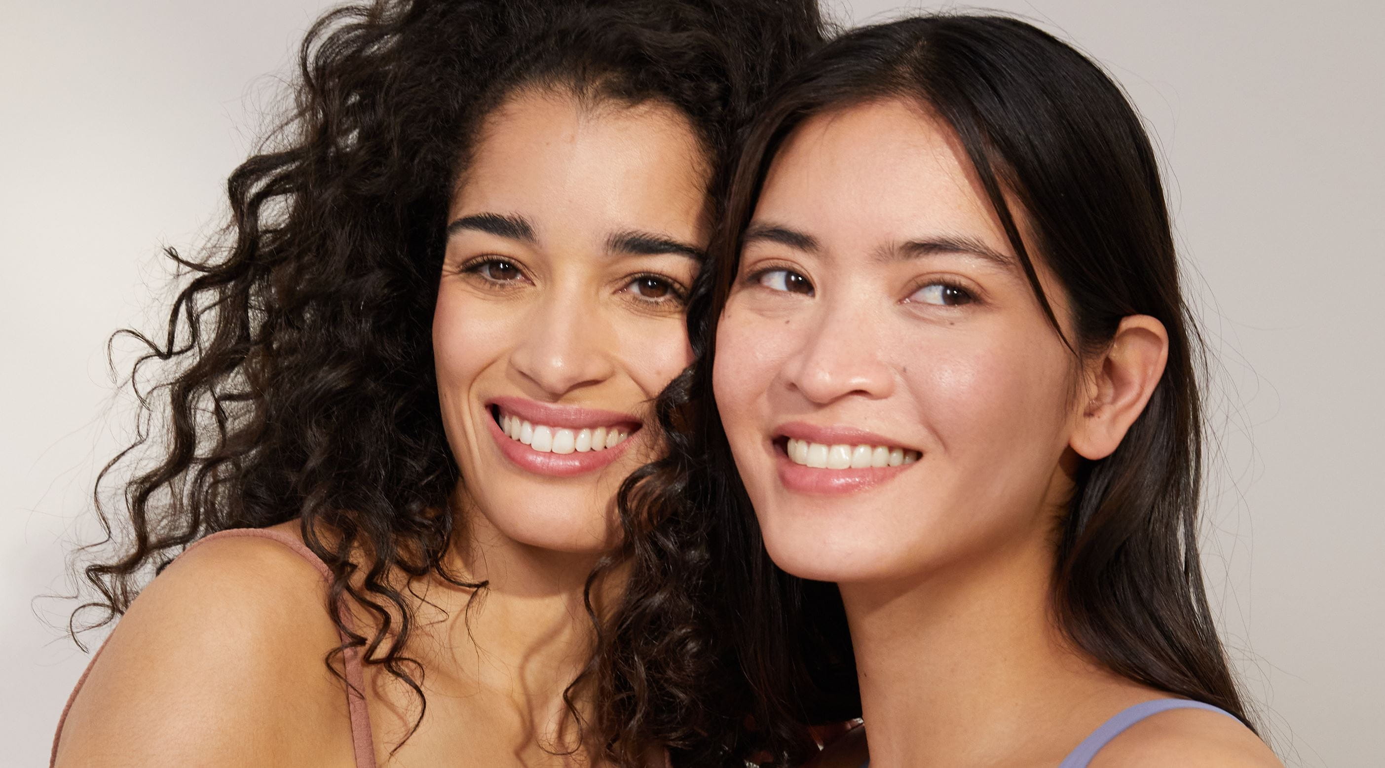 deux filles côte à côte