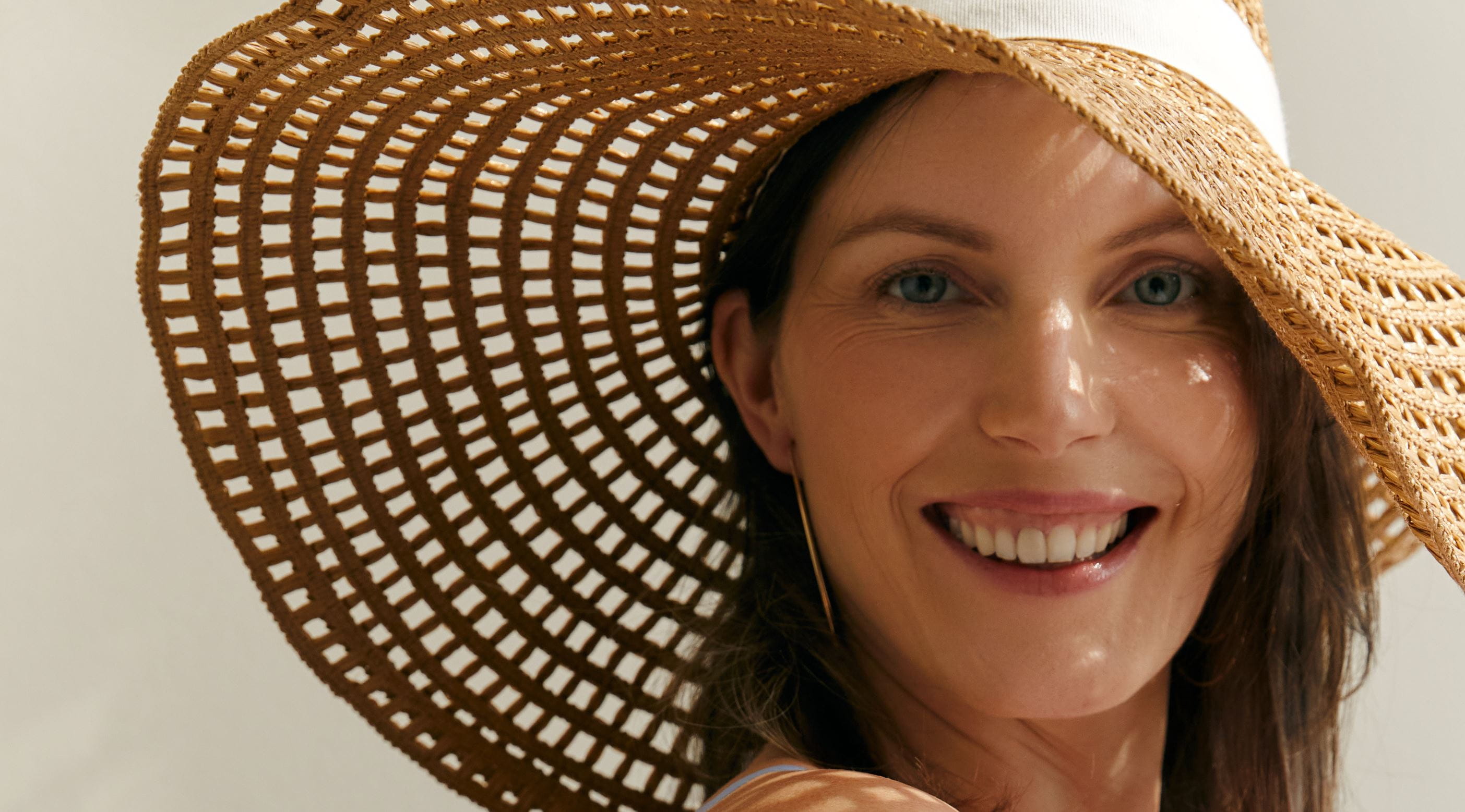 usmievavá mladá žena