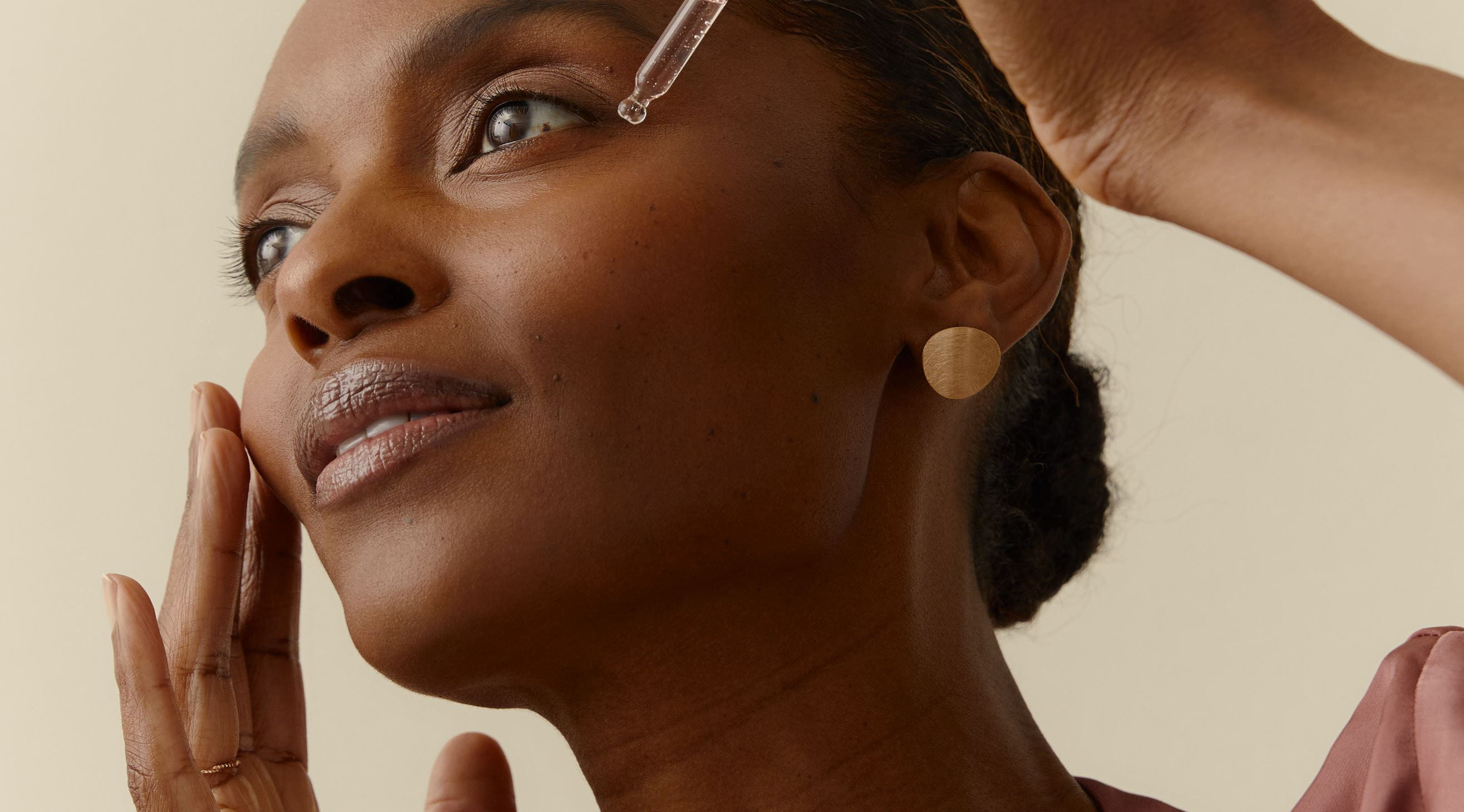 femme appliquant le sérum Nivea Cellular