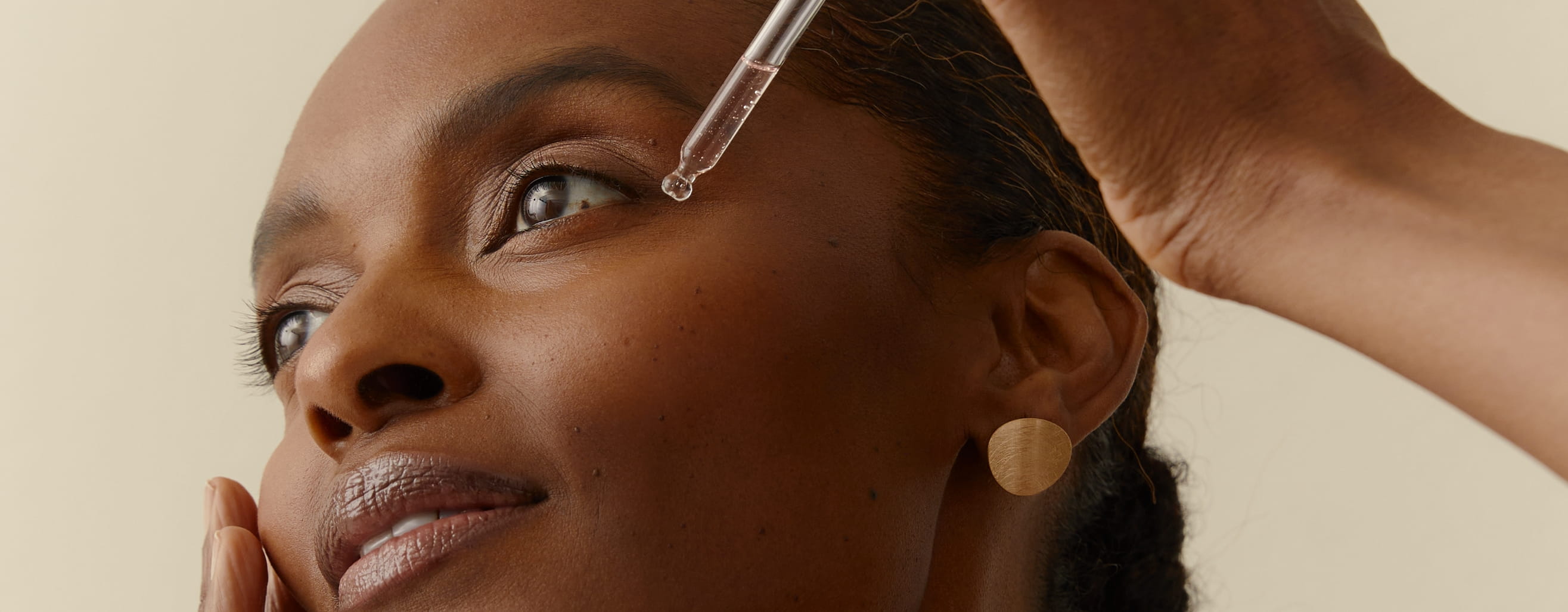 Nivea Cellular szérumot felvivő nő