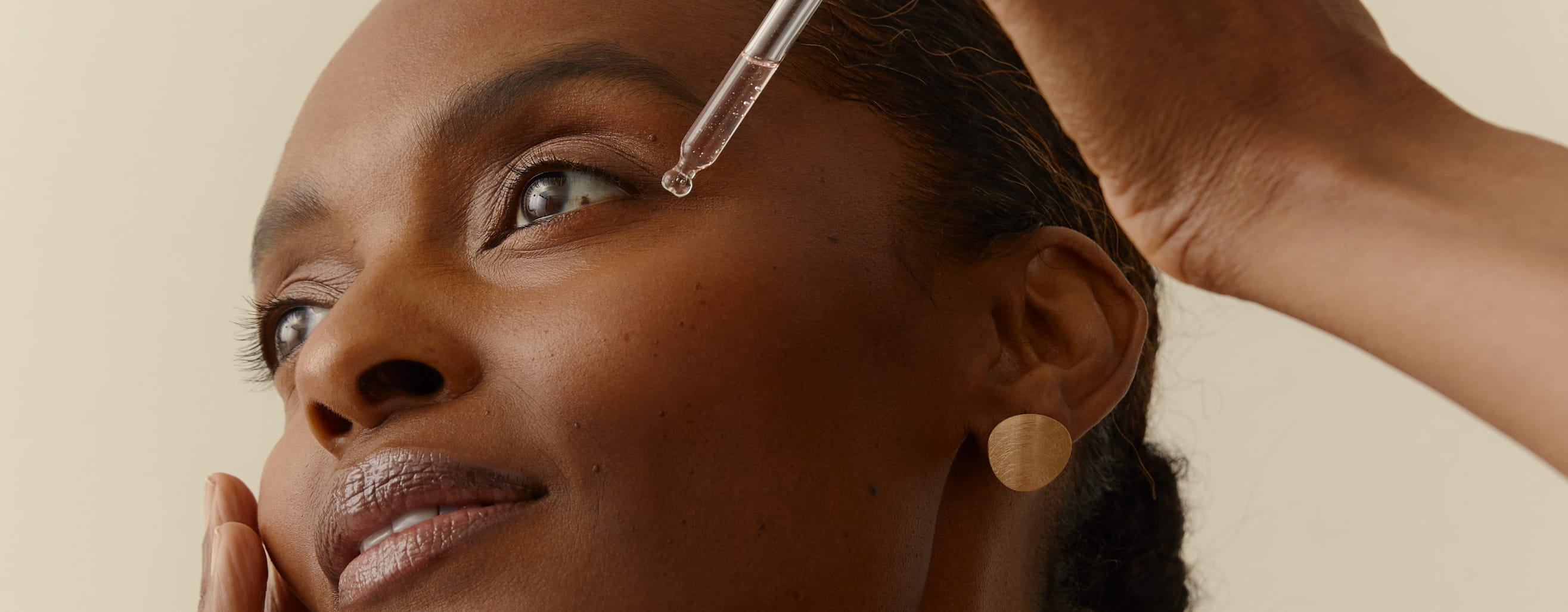 žena nanášajúca sérum Nivea Cellular