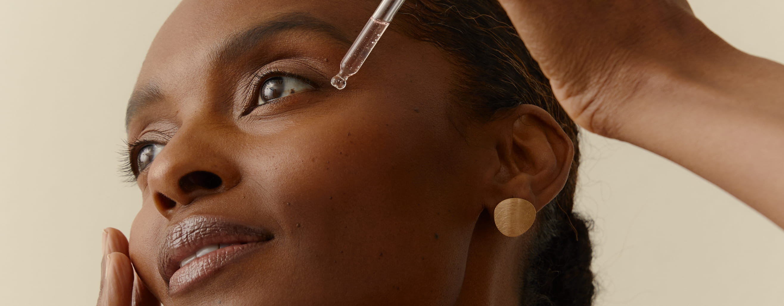 kobieta nakładająca serum Nivea Cellular