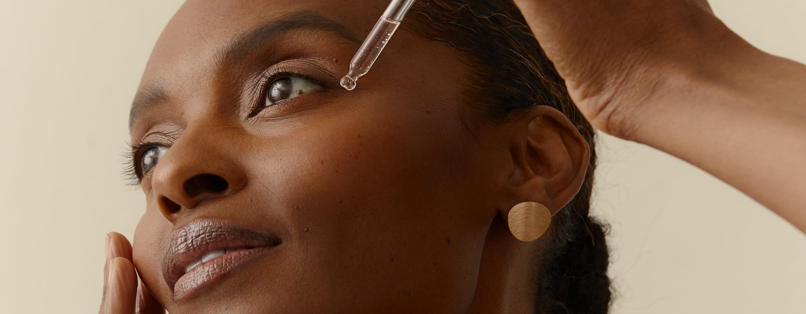 Femme appliquant le sérum Nivea Cellular