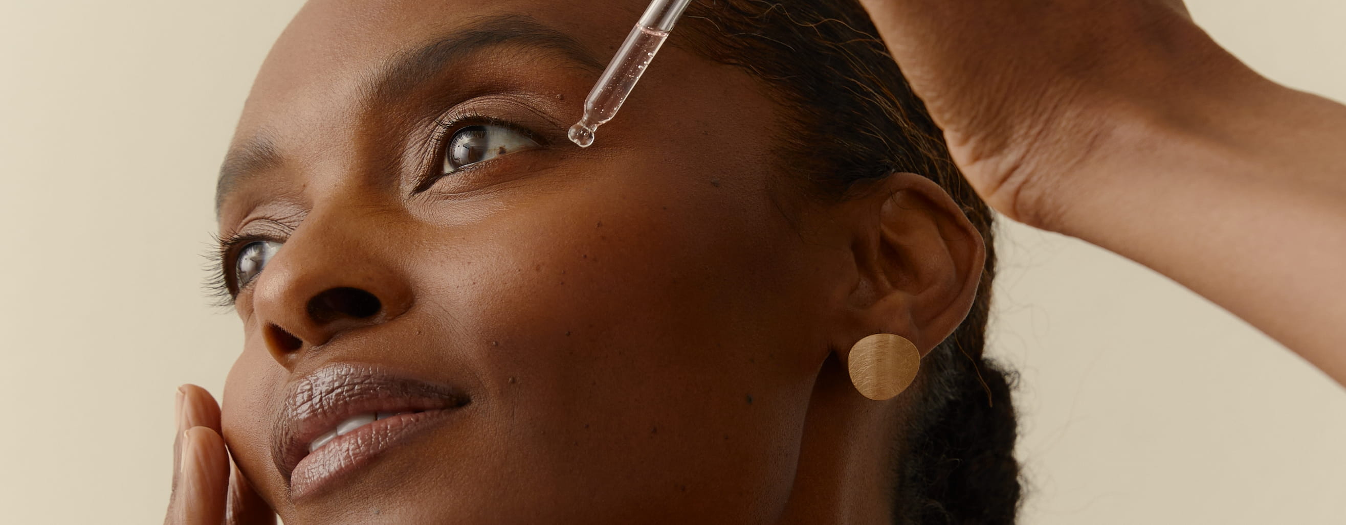 kvinde, der påfører Nivea Cellular serum